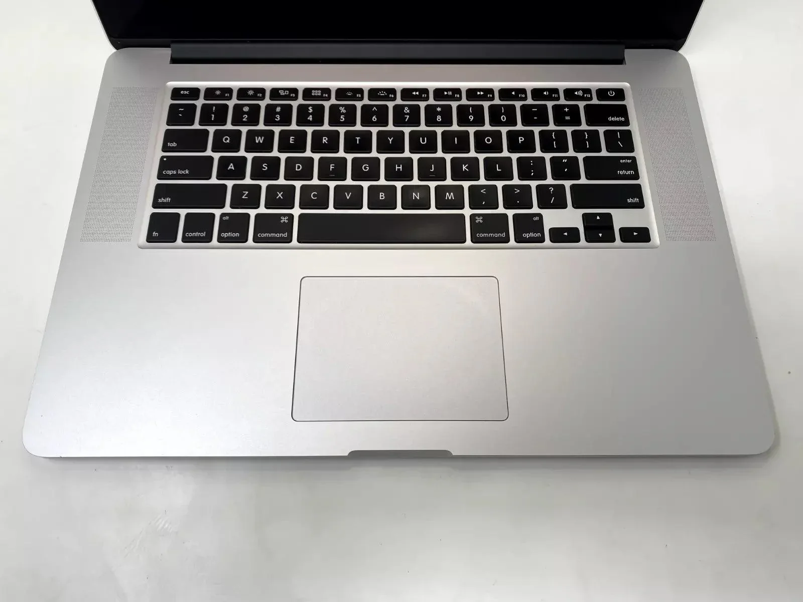 2015 Apple MacBook Pro 15-inch i7 2.5GHz – 16GB RAM 512GB SSD AMD Radeon R9 M370X Silver - Image 2