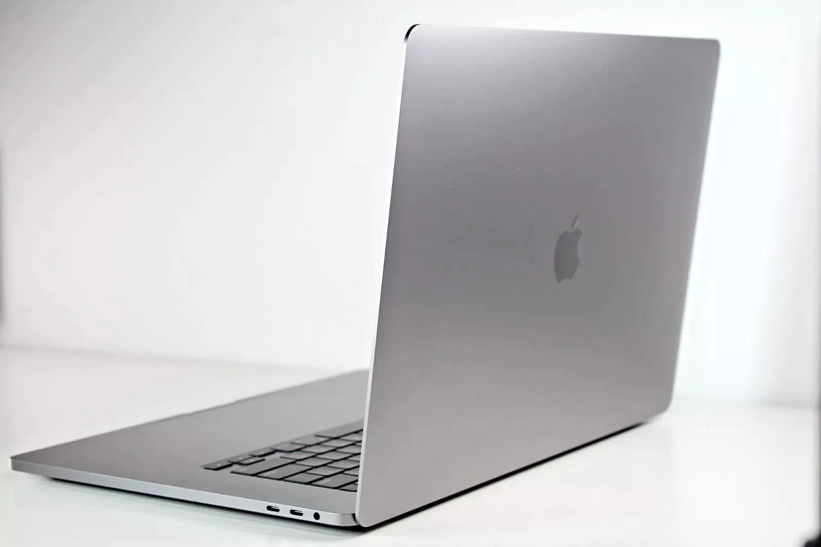 2019 Apple MacBook Pro 16-inch i7 2.6GHz – 16GB RAM 512GB SSD AMD 5300M Japanese Keyboard - Image 8