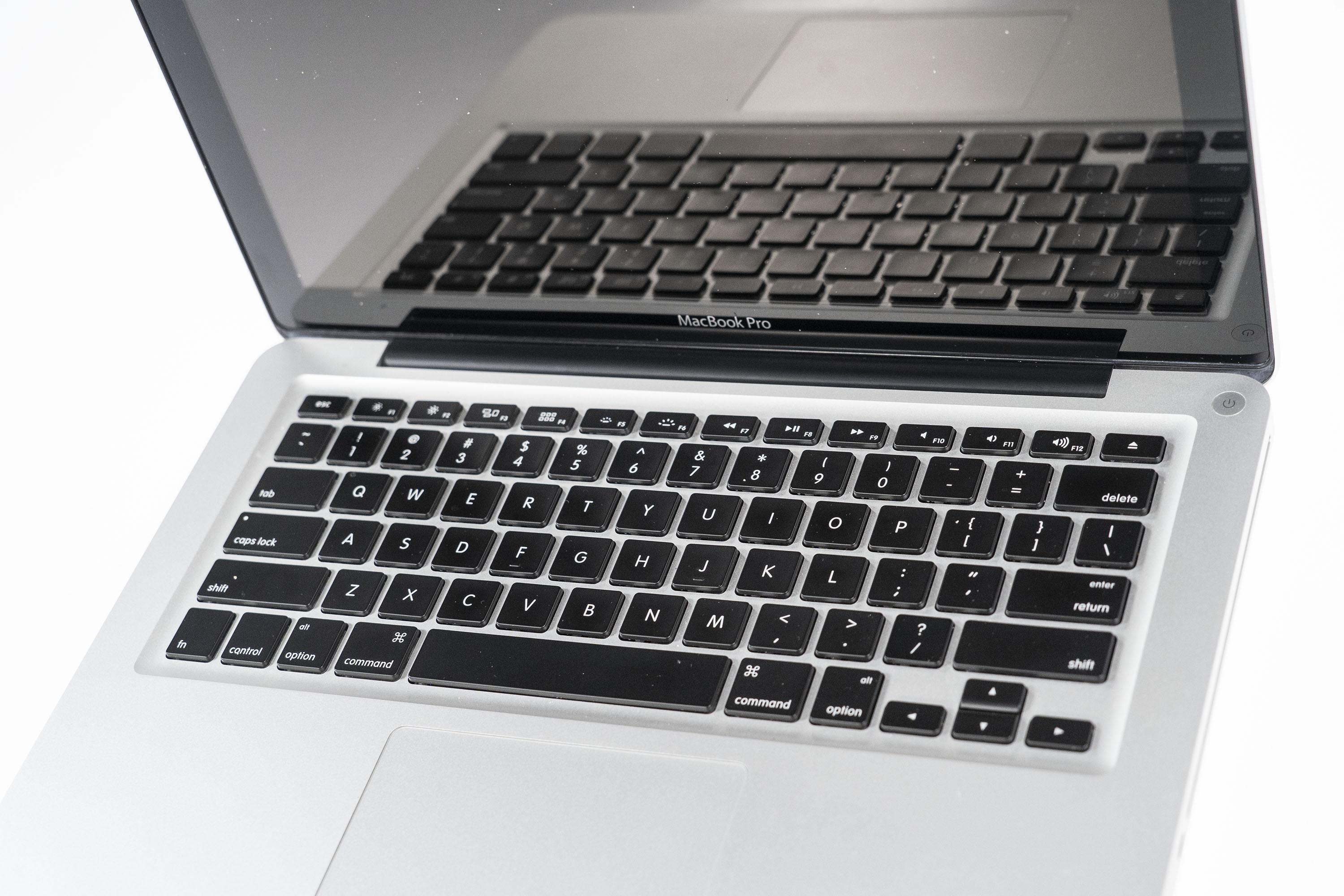 Apple MacBook Pro (Mid 2010) 13-inch 2.4 GHz Core 2 Duo 8GB RAM  1TB Storage - Silver - Image 5