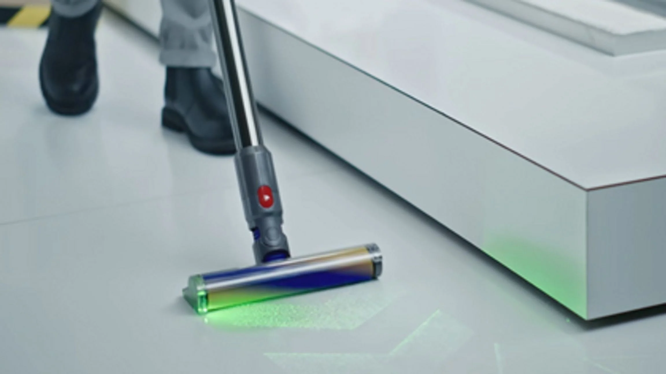 Dyson V15 Detect Total Clean Extra Cordless Vacuum - Yellow/Nickel - Image 3