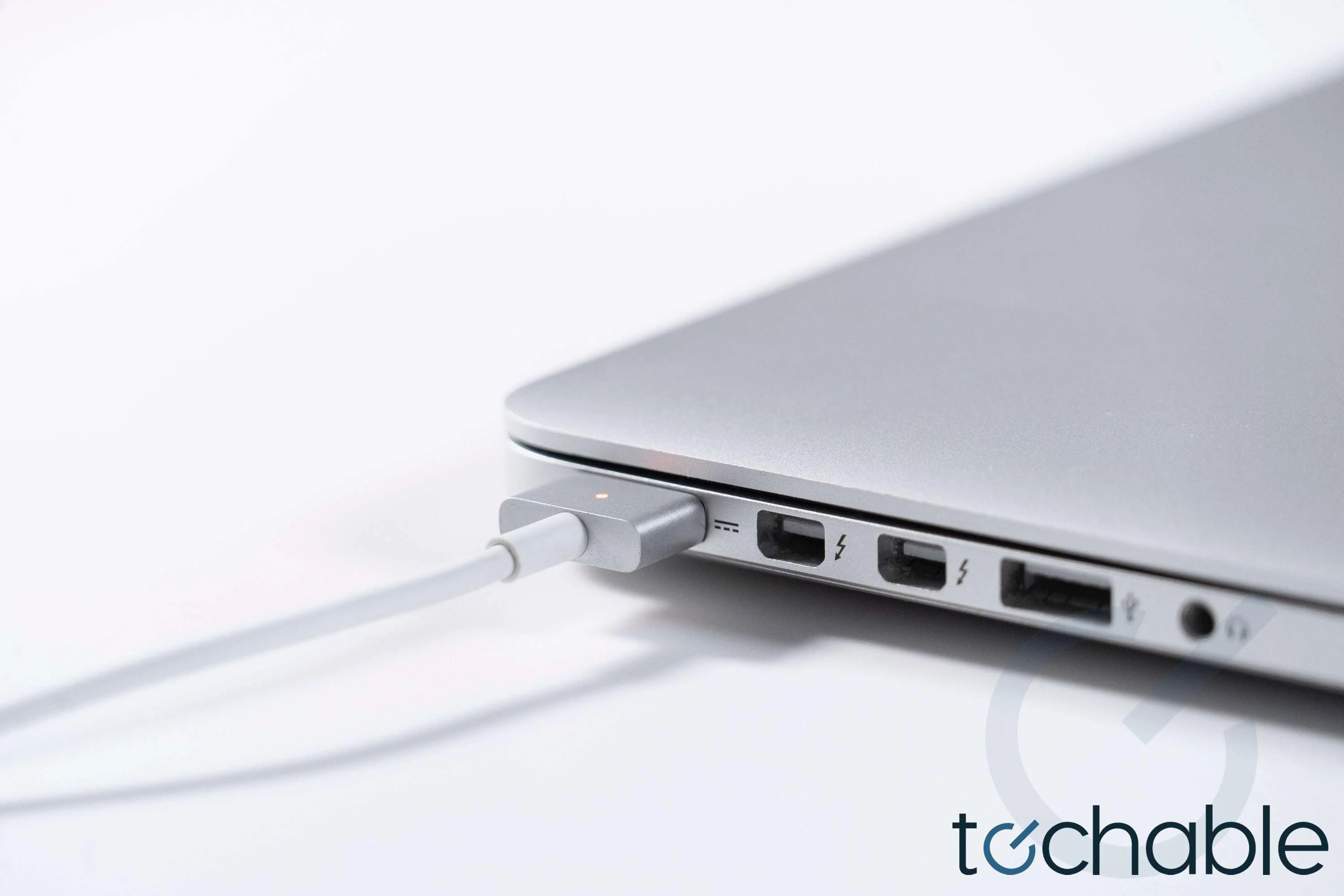 MacBook Pro (Mid 2015) 15-Inch - 2.2GHz Core i7 (IG) - 16GB RAM - 2TB SSD - Image 5